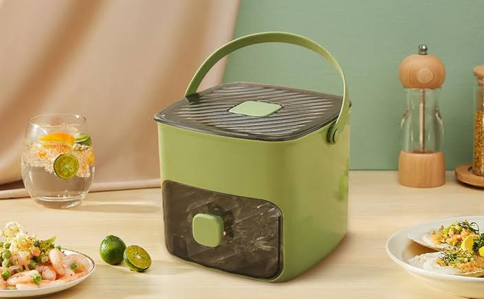 Portable ice cube maker